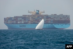 Mornari prolaze pored kontejnerskog broda Ebba Maersk u blizini ostrva Sir Abu Nuair prema Dubaiju 4. juna 2022.