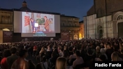 نمایش فیلم در میدان اصلی شهر بولونیا هنگام برگزاری جشنواره سینمای دوباره کشف شده