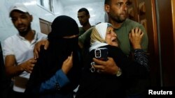 Članovi porodice ubijenog 25-godišnjeg Palestinca u bolnici u Kan Junisu, Pojas Gaze, 19. septembra 2023.