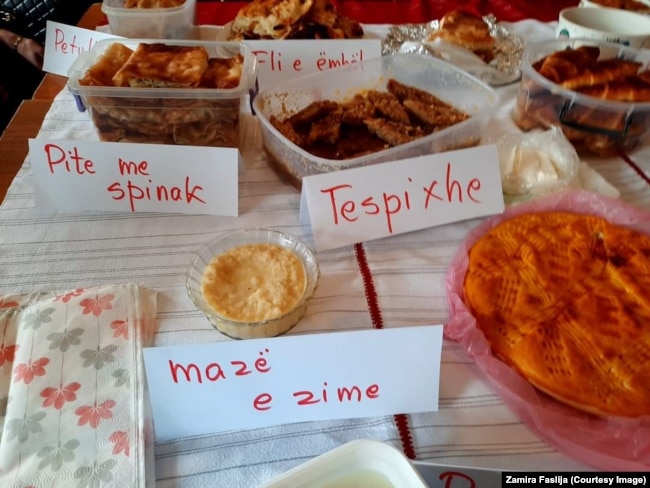Një sërë ushqimesh të përgatitura nga Zamira Faslija, një mësuese e shkollës fillore të ulët në Shkodër, Shqipëri.