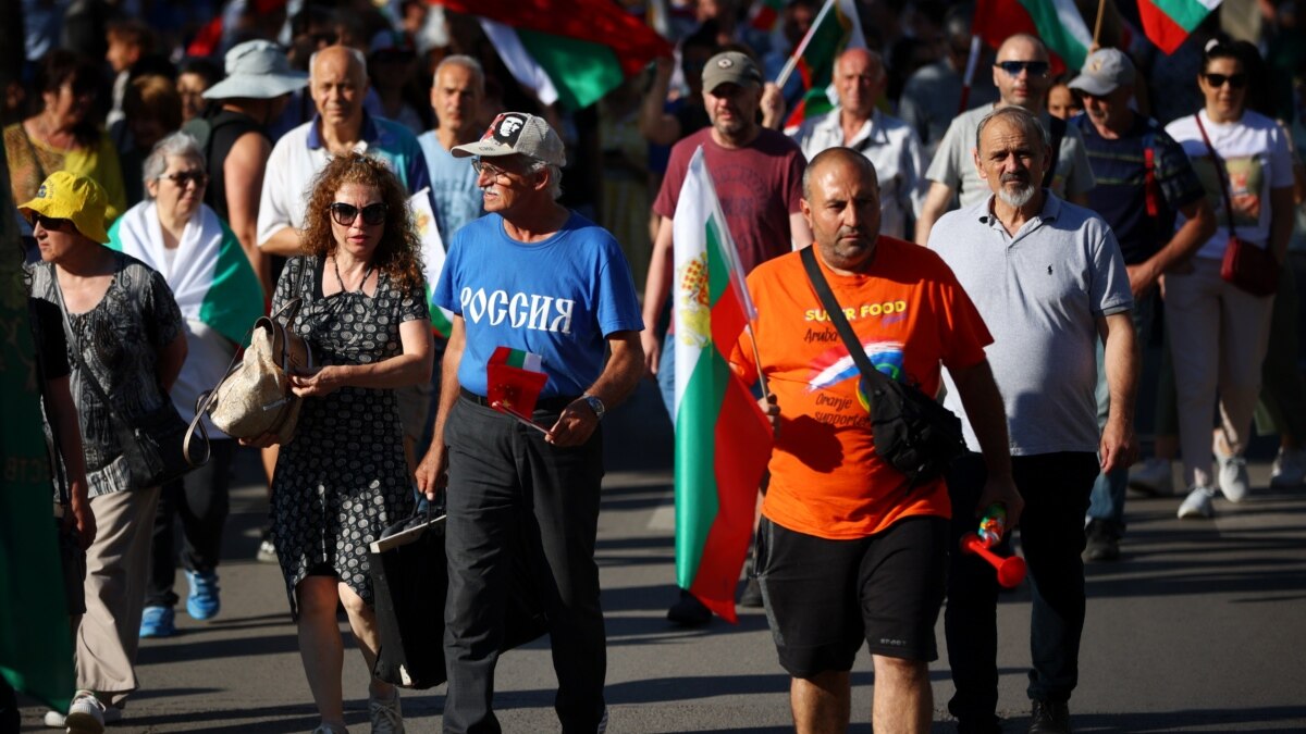 Десетки хора се събраха в неделя пред сградата на Министерството
