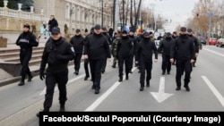 Mai multe persoane care poartă uniformă cu denumirea „Scutul Poporului” au participat la un protest organizat de Partidul Șor în fața Procuraturii Generale, 28 noiembrie 2022.