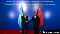 Президент Казахстана Касым-Жомарт Токаев с секретарём парткома Компартии СУАР Ма Синжуем. Урумчи, 18 октября 2023 года
