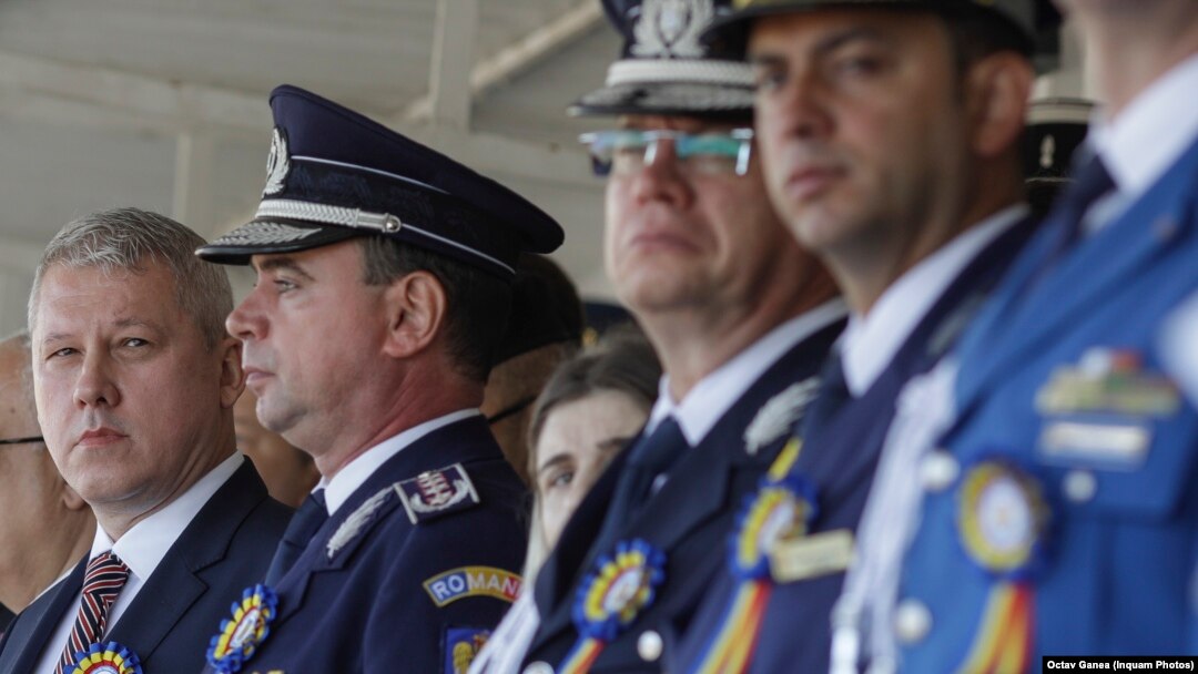 Ministrul de Interne, Cătălin Predoiu (stânga), la ceremonia depunerii jurământului de către absolvenții Acadamiei de Poliție din iulie 2023. Lângă el, secretarul de stat Bogdan Despescu și șeful Poliției, Benone Matei.