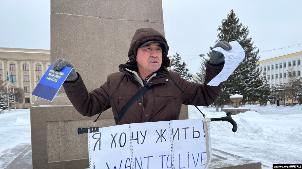 Пенсионер Бекболат Утебаев проводит одиночный пикет в Уральске, 20 февраля 2023 года