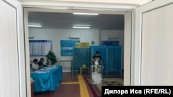 У входа в избирательный участок № 843 в селе Машат. Тюлькубасский район (Туркестанская область), 17 сентября 2023 года
