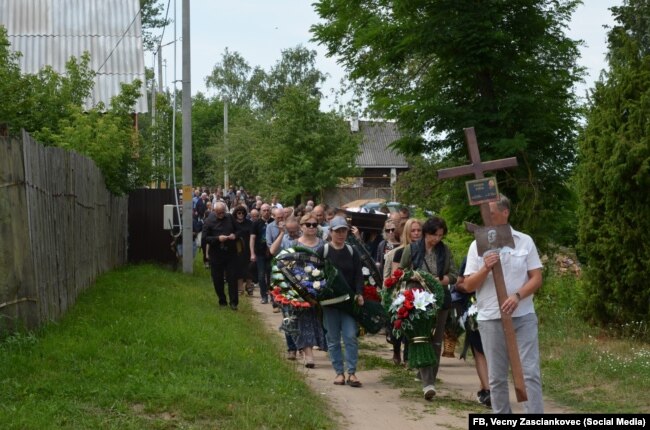 Funerali del prigioniero politico Ales Pushkin, villaggio di Bobr, 13 luglio 2023