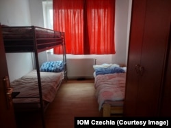 Базова кімната в одному з колективних центрів (кризовому помешканні) для матері з двома дітьми. Чехія, 2024 рік