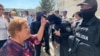 Сторонники осуждённых по делу о «захвате» алматинского аэропорта стоят у здания суда, куда стянули спецназ и полицию. Алматы, 11 июля 2023 года 