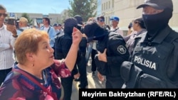 A Kazakh woman expresses anger outside the courthouse at a July 11, 2023, sentencing in the case of the Almaty airport seizure during the Bloody January events.
