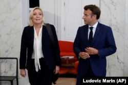 Президент Франции Эмманюэль Макрон встречается с Ле Пен в Елисейском дворце в Париже. Июнь 2022 года