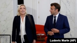 Președintele Macron la o întâlnire cu Marine Le Pen, la Paratul Elysee, în iunie 2022. O victorie a formațiunii lui Le Pen la parlamentarele din 30 iunie - 7 iulie 2024 va însemna că cei doi vor trebui să „coabiteze” la putere, în Franța.