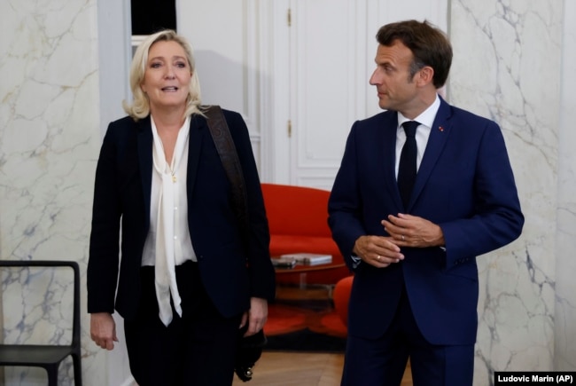 Presidenti francez, Emmanuel Macron, dhe udhëheqësja e ekstremit të djathtë francez, Marine Le Pen, në Pallatin Elysee - Fotografi nga arkivi.