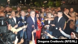 Dragan Milić (u sredini) obraća se javnosti tokom izborne noći, Niš, 2. juna 2024.