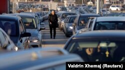 Automobili na graničnom prelazu Merdare između Kosova i Srbije, 17. decembra 2023.