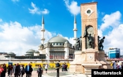 Монумент "Республика" в Стамбуле. Турция, 2023 год