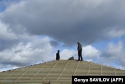 Робітники готуються зводити нові будинки замість зруйнованих вздовж вулиці Вокзальної в Бучі, Київська область, 14 лютого 2023 року