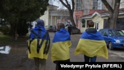 Участники одной из проукраинских акций в центре Симферополя, Крым, 8 марта 2014 г.