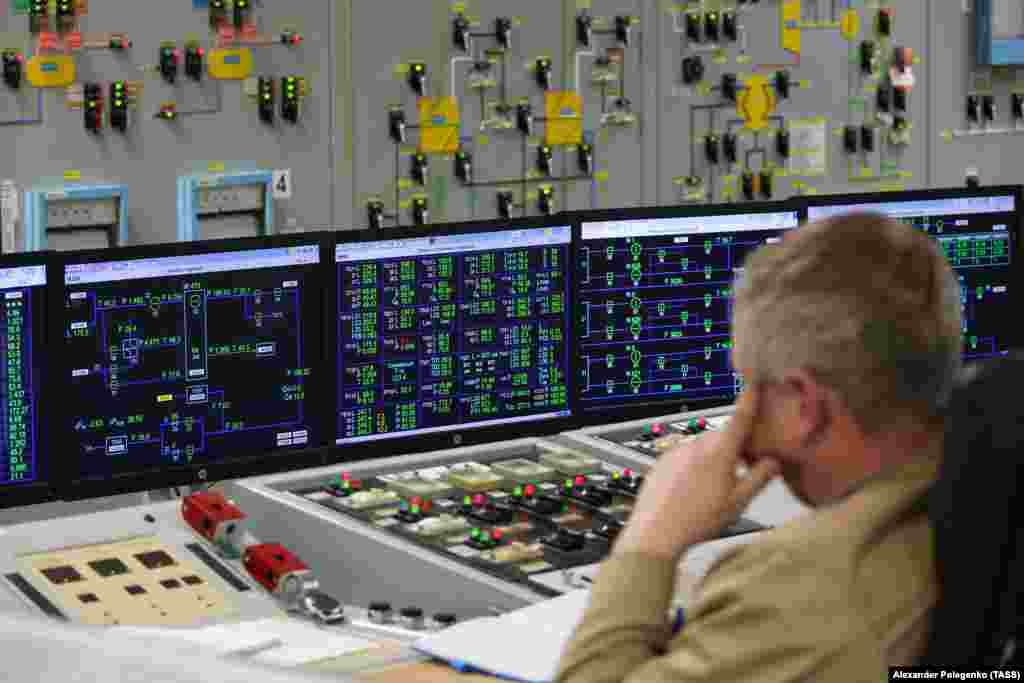 Un bărbat în sala de control a centralei nucleare ZNPP. Aproximativ 120 de muncitori ucraineni care au refuzat să accepte cetățenia rusă și să semneze contracte cu o companie energetică de stat rusă ar fi fost concediați în luna februarie.