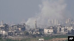Dim se diže nakon izraelskog zračnog napada na Pojas Gaze, gledano iz južnog Izraela, subota, 28. 10. 2023.