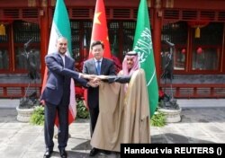 Міністри закордонних справ Ірану, Китаю та СаудівськоЇ Аравії під час зустрічі в Пекіні 6 квітня 2023 року. Китай сприяв нормалізації відносин між Іраном та Саудівською Аоравією
