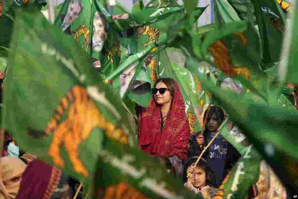 Supporters of former Pakistani Prime Minister Nawaz Sharif attend an election campaign rally in the town of Khudian Khas.&nbsp;