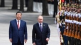 Президент Китаю Сі Цзіньпін (ліворуч) і очільник Росії Путін ідуть повз почесну варту у Пекіні. Китай, 2024 рік