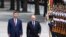 Președintele chinez Xi Jinpin (stânga) și președintele rus Vladimir Putin salută garda de onoare în timpul vizitei liderului rus la Beijing de anul trecut. 