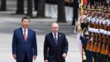 Глава Китая Си Цзиньпин (слева) и президент России Владимир Путин во время официальной церемонии встречи в Пекине. 16 мая 2024 года