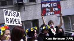 Під час акції протесту проти сексуальних злочинів військових армії Росії та на підтримку України перед російським консульством у Нью-Йорку, США, 28 травня 2022 року