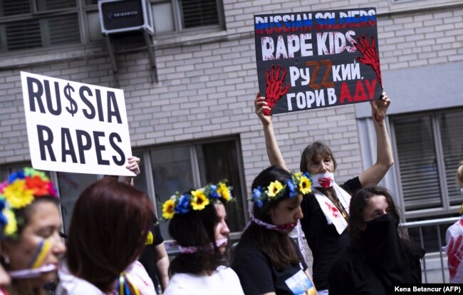 Під час акції протесту проти сексуальних злочинів військових армії Росії та на підтримку України перед російським консульством у Нью-Йорку, США, 28 травня 2022 року