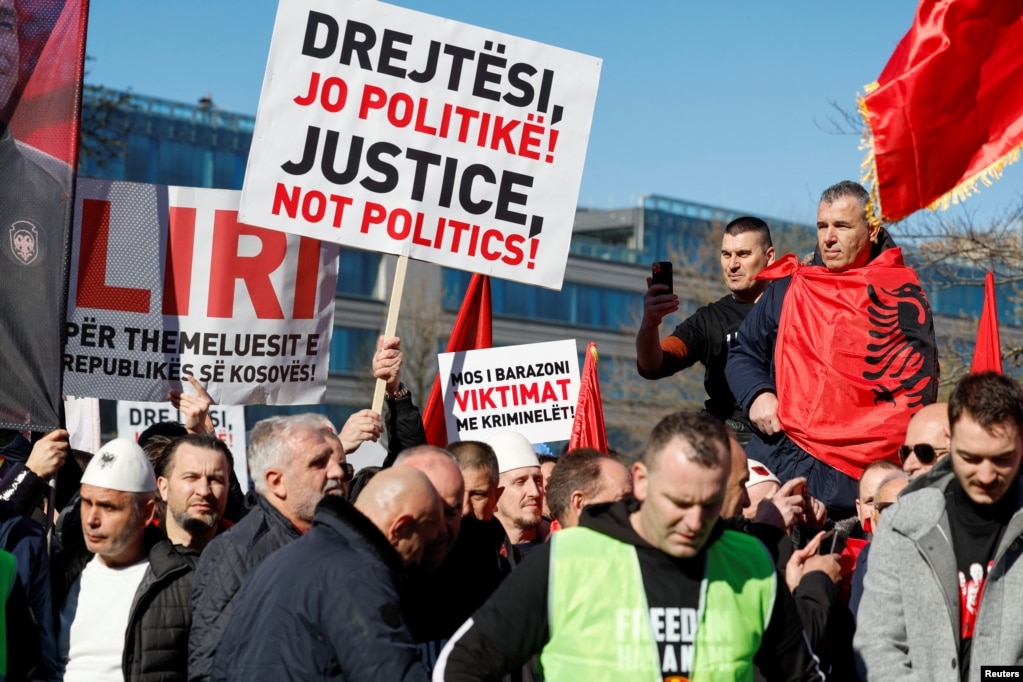 "Drejtësi, jo politikë!", ishte një ndër pankartat që u panë në protestë.
