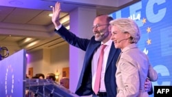 Predsednik Evropske narodne partije desnog centra (EPP) Manfred Veber (levo) pored predsednice Evropske komisije i vodeće kandidatkinje EPP Ursule fon der Lajen (desno) tokom izborne večeri za EPP nakon glasanja, 9. juni 2024.