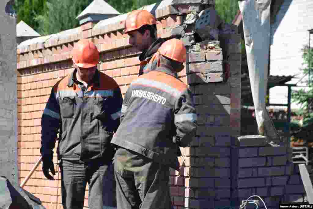 Комунальники відновлюють газопостачання та електроживлення після влучання ракети. Харків, 10 травня 2024 року