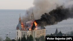Lángol az odesszai jogi akadémia orosz légitámadást szenvedő diákpalotája 2024. április 29-én