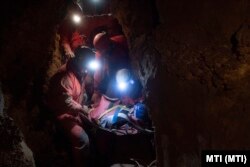 Egy súlyos balesetet szenvedő, 35 éves férfit mentenek ki a Magyar Barlangi Mentőszolgálat szakemberei a Ferenc-hegyi-barlangból 2019. december 14-én. A férfit ötórás mentőakció keretében hozták a felszínre a kiépítetlen, helyenként nehezen járható barlangból