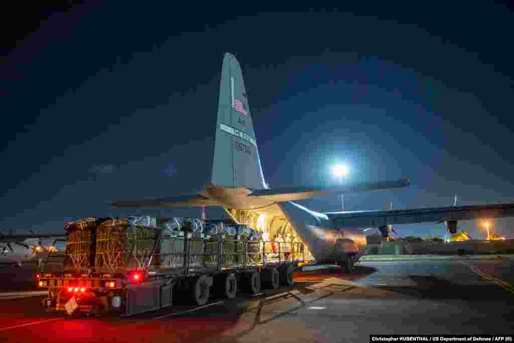 Preko 38.000 obroka i vode namijenjenih za ispuštanje iznad Gaze ukrcano je na C-130J Super Hercules američkog ratnog zrakoplovstva na neotkrivenoj lokaciji u jugozapadnoj Aziji 1. marta 2024.