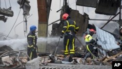 Vatrogasci ugasili požar nakon ruskog raketnog napada na Kijev, 30. avgusta 2023.