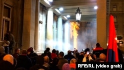 Белград мэриясынын алдында чогулгандарга полиция көздөн газ агызчу газ чачты 24-декабрь, 23-жыл. 