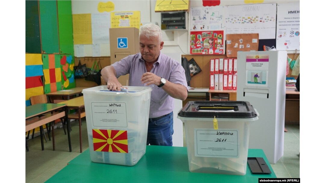 Një burrë duke votuar në zgjedhjet parlamentare dhe ato presidenciale, që po zhvillohen njëkohësisht.