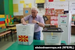 Një burrë duke votuar në zgjedhjet parlamentare dhe ato presidenciale, që po zhvillohen njëkohësisht.