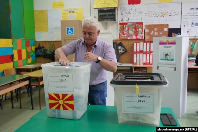 Një burrë duke votuar në zgjedhjet parlamentare dhe ato presidenciale, që po zhvillohen njëkohësisht.