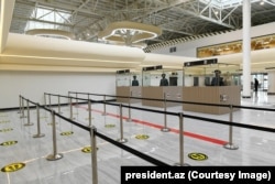 Пограничники стоят в кабинках в день открытия международного аэропорта Физули в октябре 2021 года