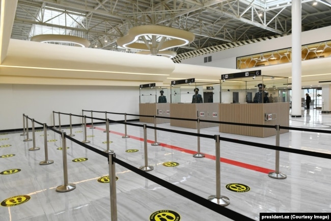 Oficerët e kufirit qëndrojnë në kabinat e tyre gjatë hapjes së Aeroportit Ndërkombëtar Fuzuli në tetor 2021.