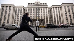 Muškarac fotografiše ispred ruske Državne dume, donjeg doma ruskog parlamenta, u centru Moskve 14. jula 2023.