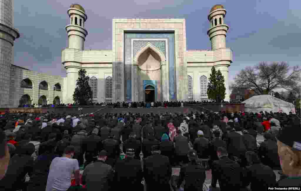 Верующие во время молитвы у Центральной мечети