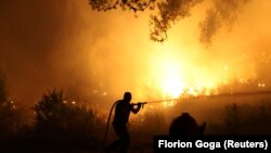 Zjarret e egra kaplojnë zonën e Shëngjinit