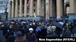 პარლამენტის წინ აპროტესტებენ „უცხოური გავლენის აგენტების" შესახებ კანონპროექტებს