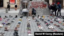 Cipele koje simboliziraju ratne zločine počinjene nad ukrajinskim civilima postavljene na Starom gradskom trgu u Pragu u instalaciji povodom prve godišnjice ruske invazije.