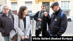 Polgári engedetlenségük miatt kirúgott két tanár, Kapin Lilla és Palya Tamás, előbbi a munkaügyi perének kezdete előtt Budapesten, 2023. március 13-án.
